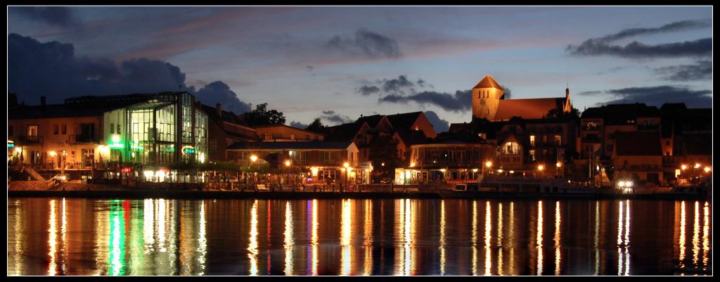 Der Warener Hafen bei Nacht
