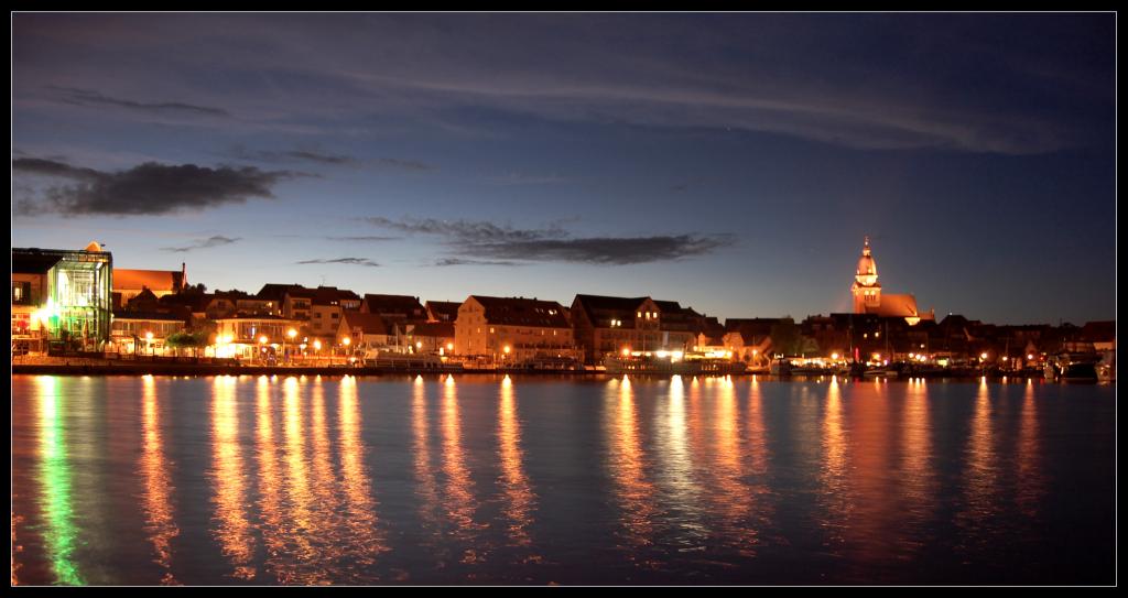 Der Warener Hafen bei Nacht