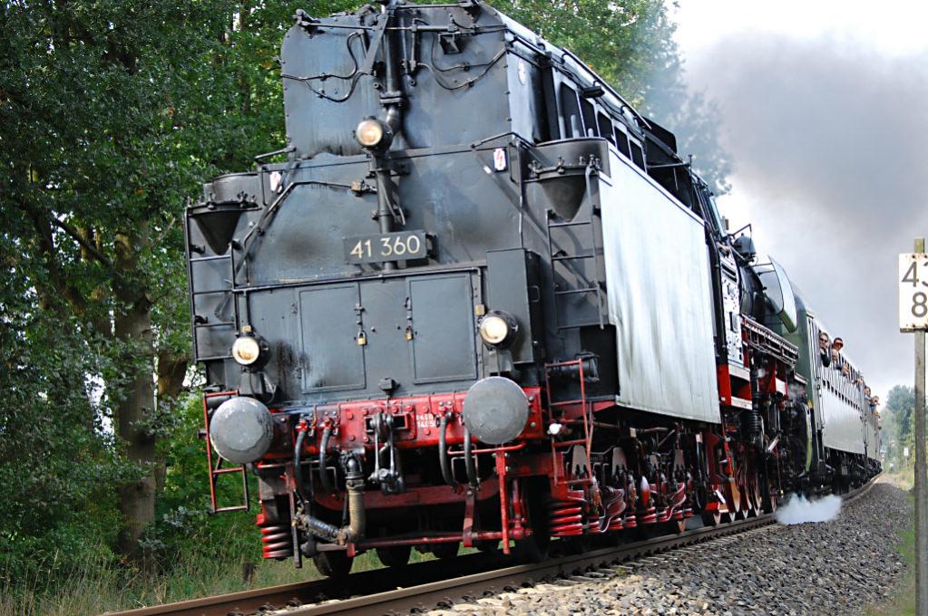 Die 41 360 mit ihrem wuchtigen Tender auf dem Weg nach Münster. Gleich wird sie den Bahnübergang bei Ochtrup passieren.