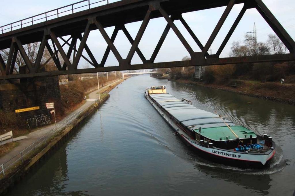 Die Adern der (alten) Montan-Industrie, Kanal und Schiene.