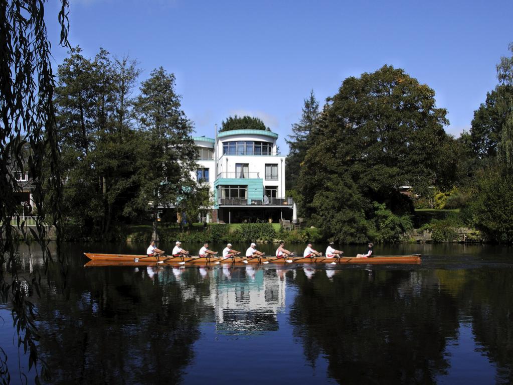 Die Alster in Hamburg Alsterdorf an einem heiter bis wolkigem Samstag Vormittag.