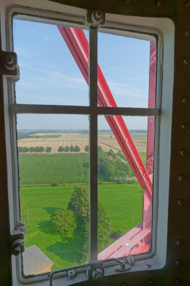 die Aussicht beim Aufstieg auf die platte ostfriesische Landschaft.