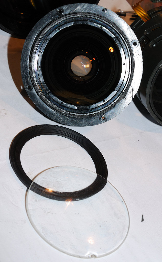 Die beschädigte Frontlinse eines Sigma AF 24/1.8D macro EX DG wurde ausgebaut.