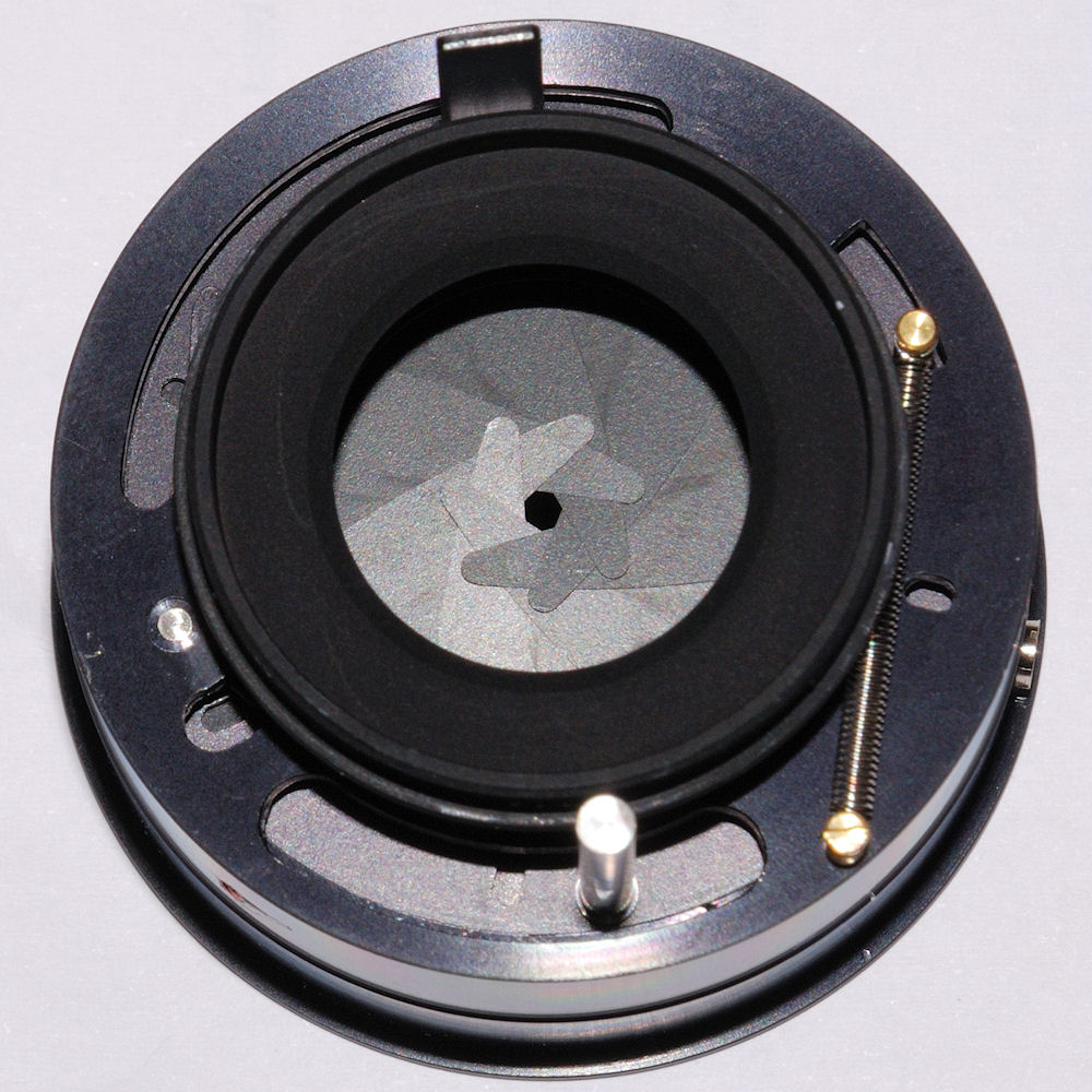 Die Blende des 105/2.5 MF-Nikkors nach der Reinigung - wie neu!