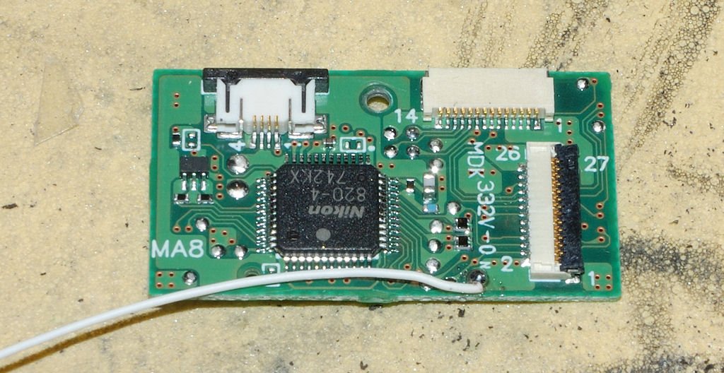 Die defekte Steuerungsplatine des AF-S DX 18-135/3.5-5.6G ED mit abgebrochenem Bajonett
