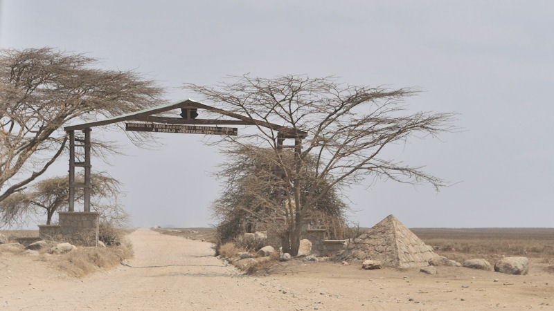 Die Einfahrt zum Serengeti Nationalpark
0227