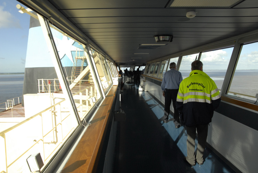 Die fast 58 m breite Navigationsbrücke der EMMA MAERSK von Steuerbord nach Backbord gesehen.