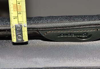 Die gepolsterte Schultergurtauflage ist ca. 1,5 - 2cm stark und straff gepolstert mit einer Antirusch-Gummierung.