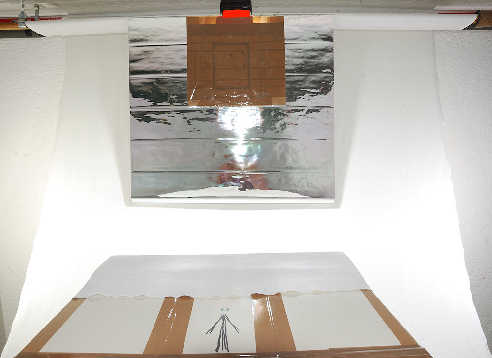Die Hintergrundbeleuchtung mit Hohlkehle für den schwarzen Rahmenkasten über opaker Plexischeibe