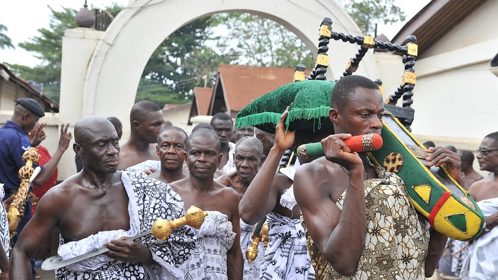 Die Insignien der Macht
das Messer des Königs, Thron und Sitzkissen
Adae-Festival, Kumasi
2891