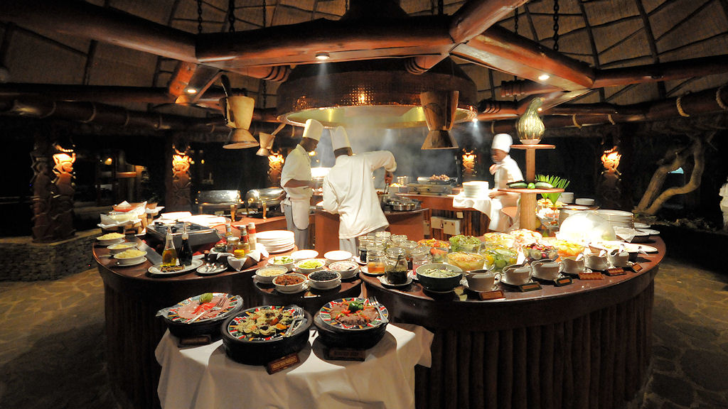 Die Küchenchefs bereits das Abendessen vor.
Das Buffet wartet auf den Ansturm des Massentourismus
Serena Serengeti
3974