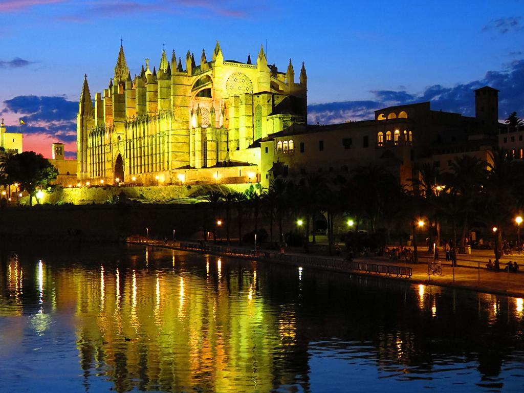 Die Kathedrale von Palma im Abendlicht