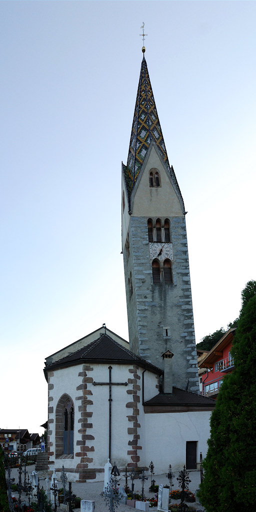 Die Kirche von Barbian (am Jakobsweg in Südtirol), auf der Friedhofsmauer stehend fotografiert.