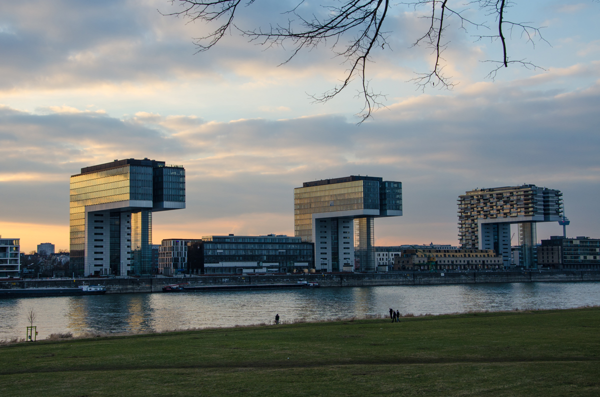 Die Kranhäuser am Rheinauhafen, diesmal etwa eine halbe Stunde vor Sonnenuntergang aufgenommen.