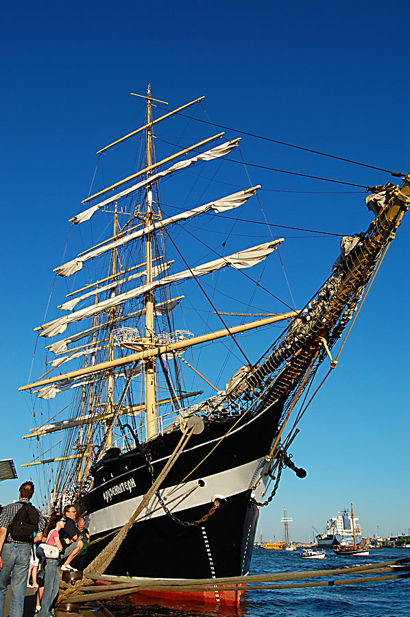 Die Kuzenstern am Pier der Landungsbrücken.

Hafengeburtstag - Hamburg

Pfingsten 2008