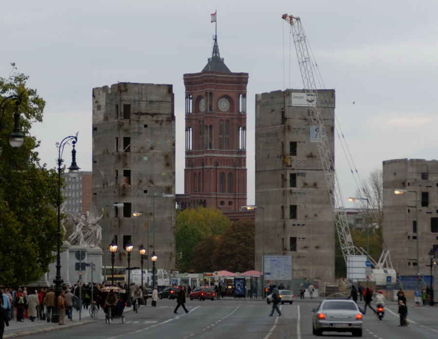 Die letzten Treppenhaustürme des Palast der Republik