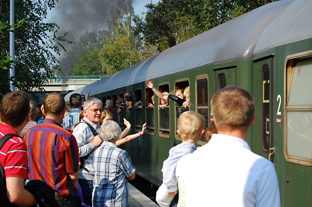 Die Leute versuchen kurz vor der Abfahrt nach Ochtrup noch schnell einen Blick auf die 41 360 zu ergattern.