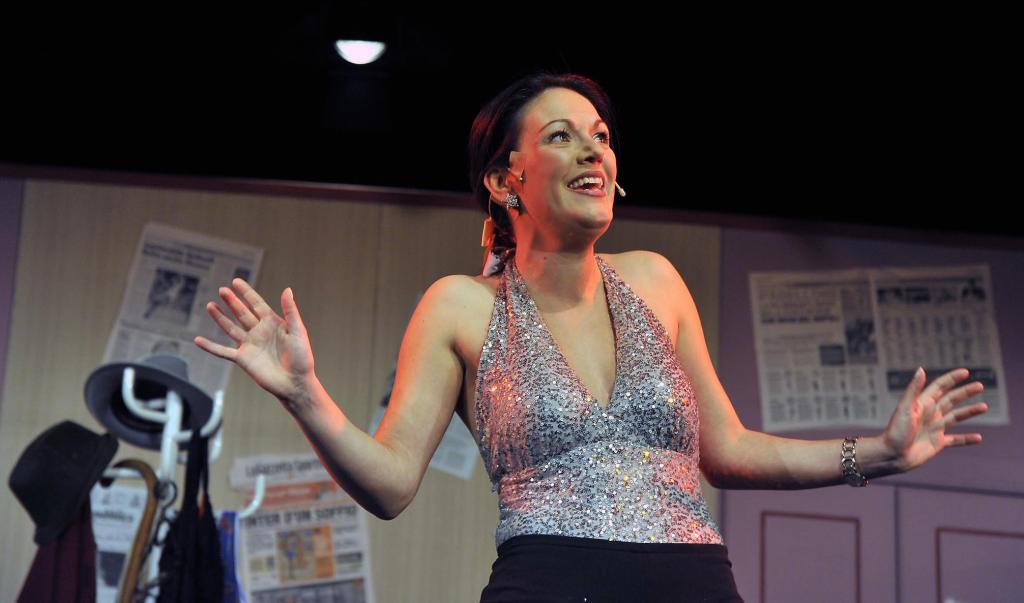 Die Münchner Schauspielerin und Sängerin Sonja Tièschky servierte zu Mitternacht bekannte Musical-Songs, verpackt in ein schräges Nachbarschafts-Kabar