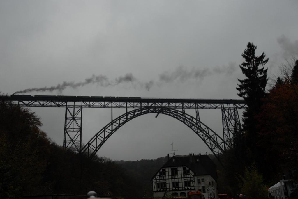 Die Müngstener Brücke zwiscen Solingen und Remscheid 2008 - ja, es fährt dort eine Dampflok.