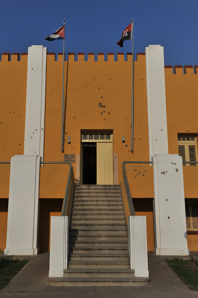 Die Moncada Kaserne ist heute eine Schule.
Die Einschußlöcher von Fiedel sind fein säuberlich restauriert.
9602 h