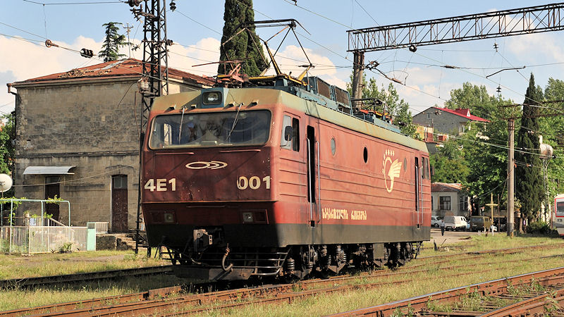 Die mondernste Lokomotive der Georgischen Eisenbahnen.
Angeblich wurde zwei Stück gebaut, aber nur eine wurde bisher gesehen.
4E1 001 in Kutaisi
(5072