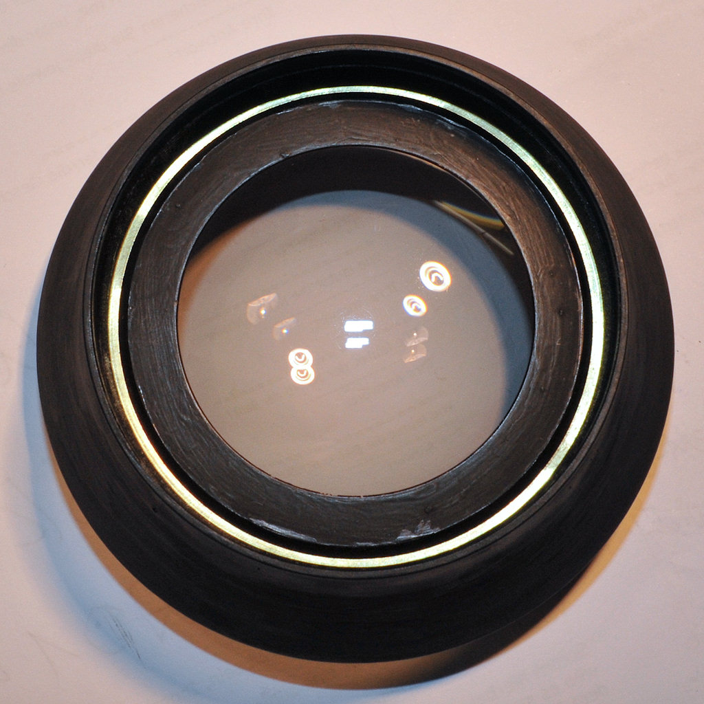 Die originale Frontlinse des Tokina-Fisheyes ist in die große gewölbte neue Front-Streulinse mit 8 cm Durchmesser eingebaut.