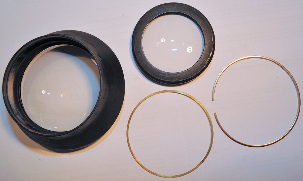 Die originale Frontlinse des Tokina-Fisheyes (Mitte oben) soll in die große gewölbte neue Front-Streulinse mit 8 cm Durchmesser eingepasst werden.