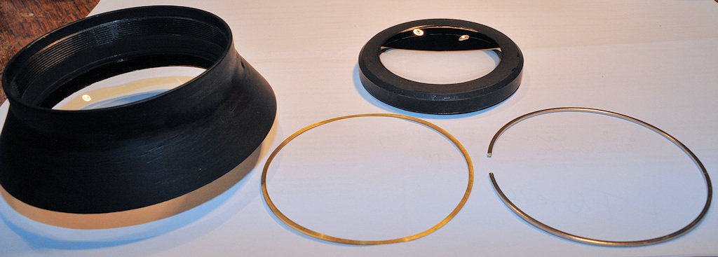 Die originale Frontlinse des Tokina-Fisheyes (rechts) soll in die große gewölbte neue Front-Streulinse mit 8 cm Durchmesser eingepasst werden.