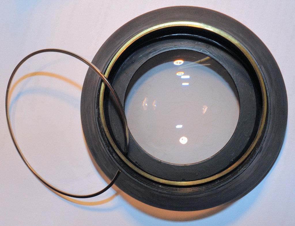 Die originale Frontlinse des Tokina-Fisheyes wird in die große gewölbte neue Front-Streulinse mit 8 cm Durchmesser eingepasst.