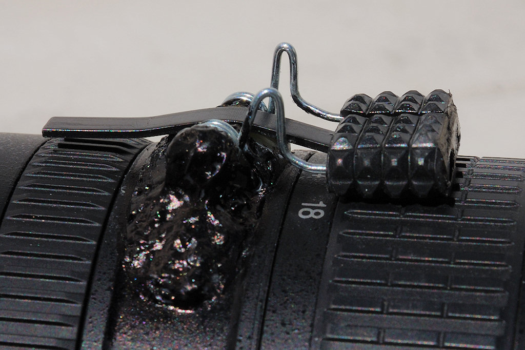 Die selbst gebastelte Klemme gegen den Zoom Creep an meinem alten 18-200/3.5-5.6G IF-ED VR Nikkor.
