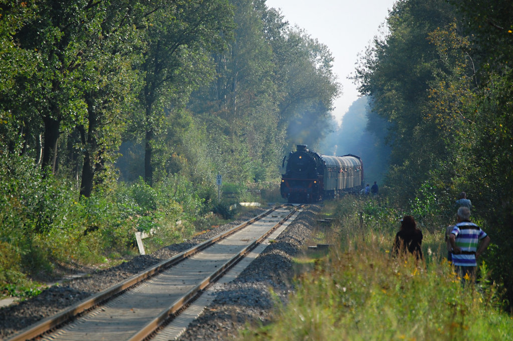 Die "Train-Spotter" im Vordergrund blicken wie erstarrt in ihre Kameras, als sich der Zug schnell nähert. In wenigen Sekunden hat er den Bahnsteig err