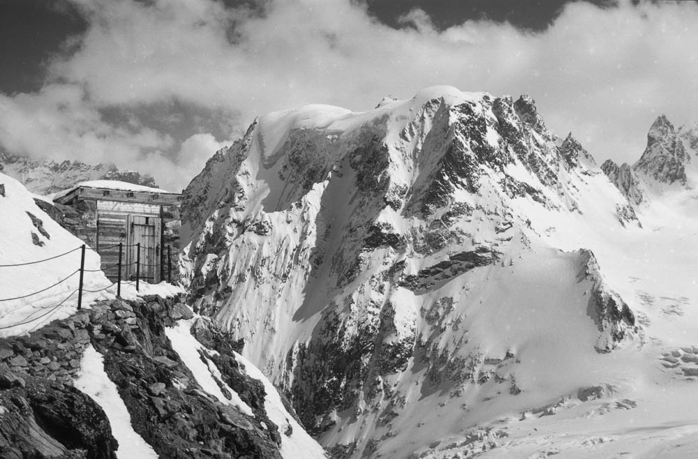 Die war das WC auf der Vignette Hütte in der Schweiz
Wenn der Weg hin vereist war, waren Steigeisen notwendig. Ein Plumpsklo mit einem fast 1000m tief