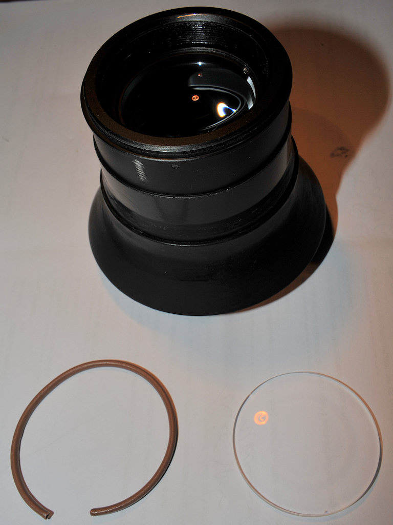 Die zusätzliche hochdispersive Sammellinse soll hinter die originale Rücklinse des Tokina-Fisheyes eingepasst werden.