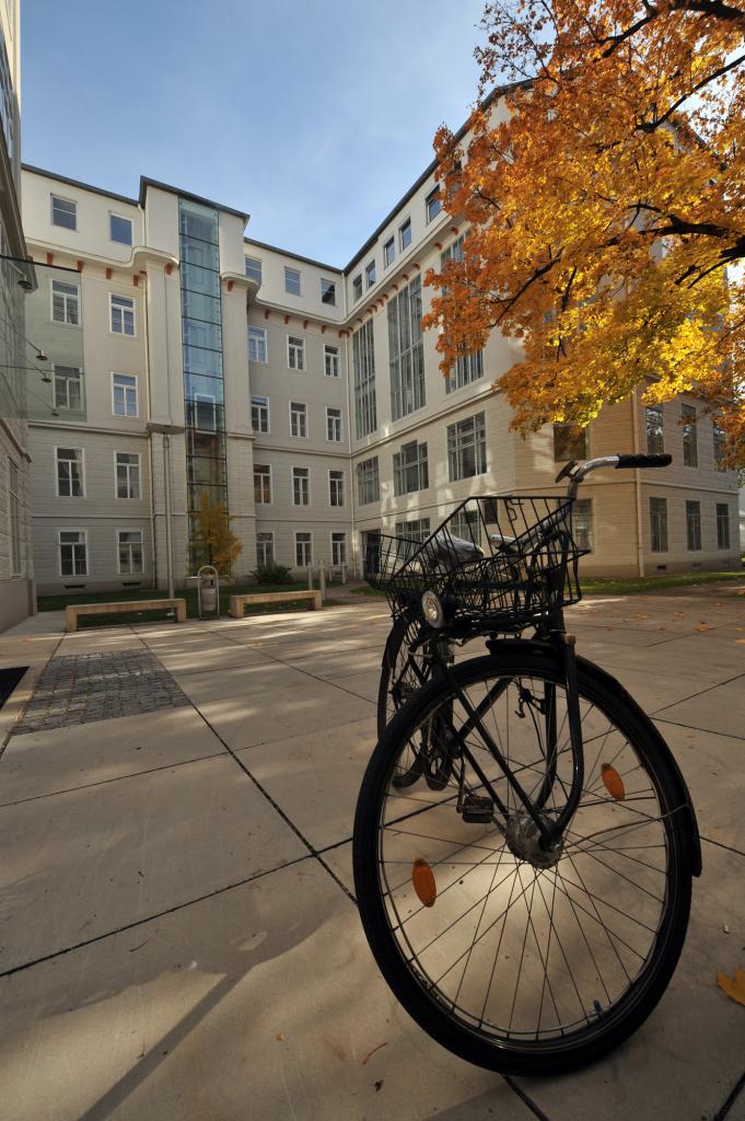 Dienstfahrrad im Innenhof des BT88 der Meduni Wien
