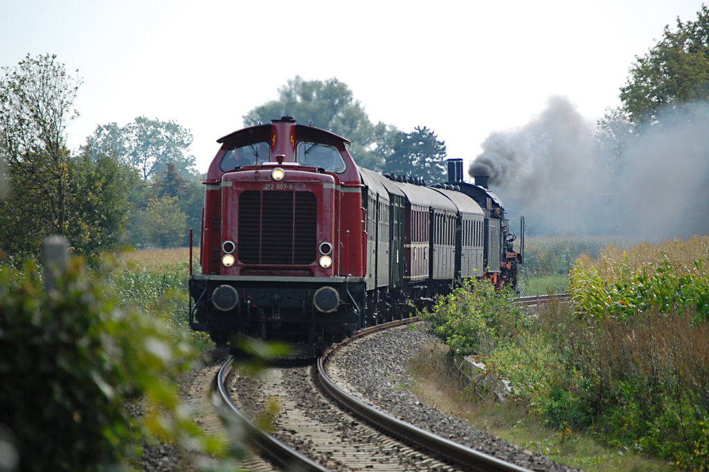 Diesmal kommt am Nachmittag des 24.09.11 die BR 38 mit einer V100 vorweg aus Richtung Münster.