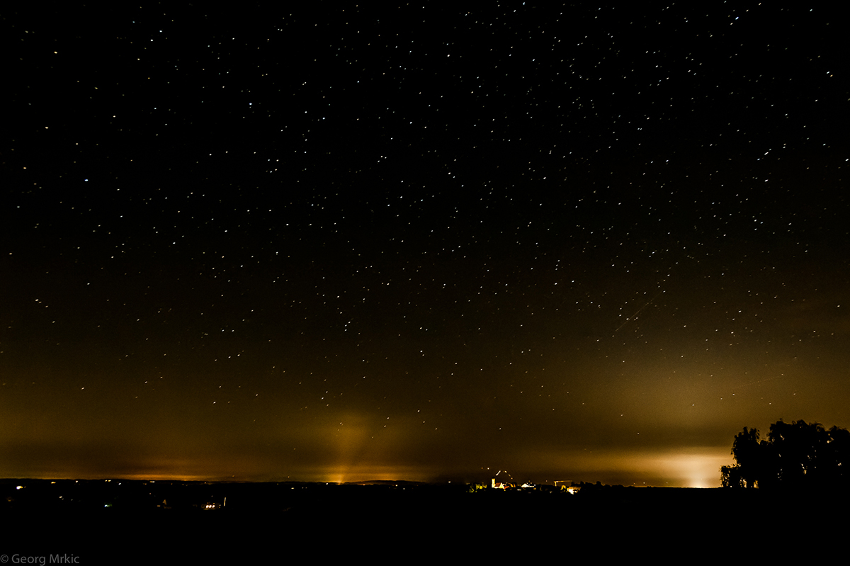 Dorf mit Sternenhimmel