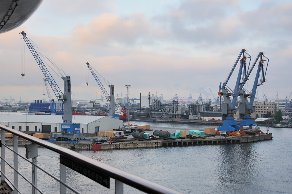 Drehen vor dem Anlegen am Hamburg Cruise Center
DSC 2018