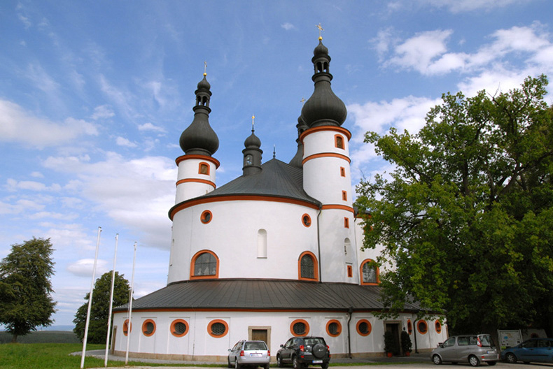 Dreifaltigkeitskirche Kappl
Die Dreifaltigkeitskirche Kappl auf dem etwa 600 Meter hohen Glasberg bei Waldsassen zählt zu den eigenartigsten Kirchensc