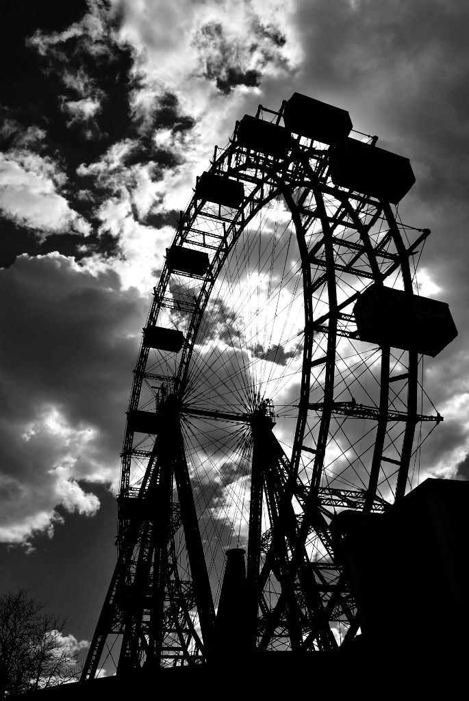 DSC 0283 Riesenrad mit wolken SW unausgerichtet passig