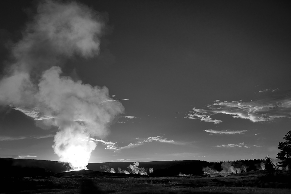 DSC 0366 sw NF-F
Sonnenuntergang hinter Old Faithful (1)