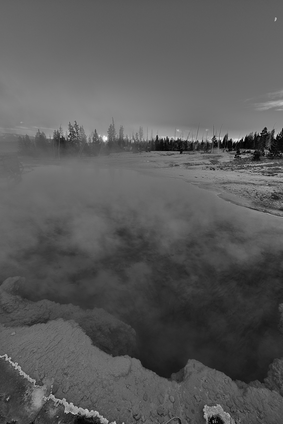DSC 0879 sw NF-F
West Thumb Geyser Basin, Halbmond über dem Black Pool