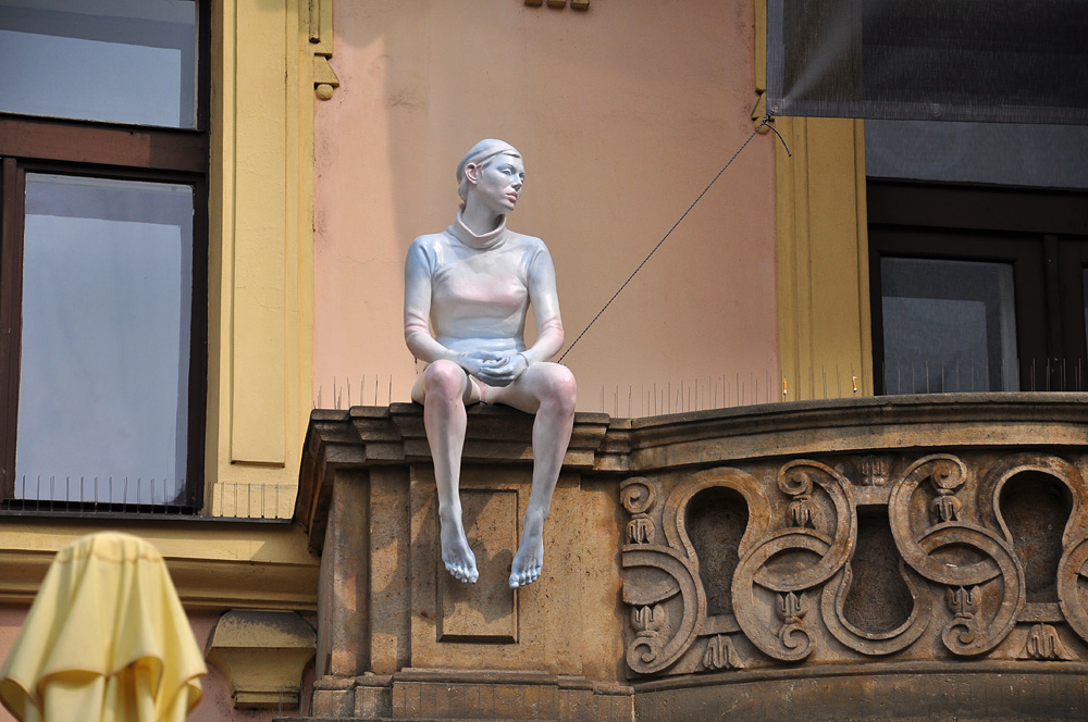 DSC 1127 Frau auf Balkon