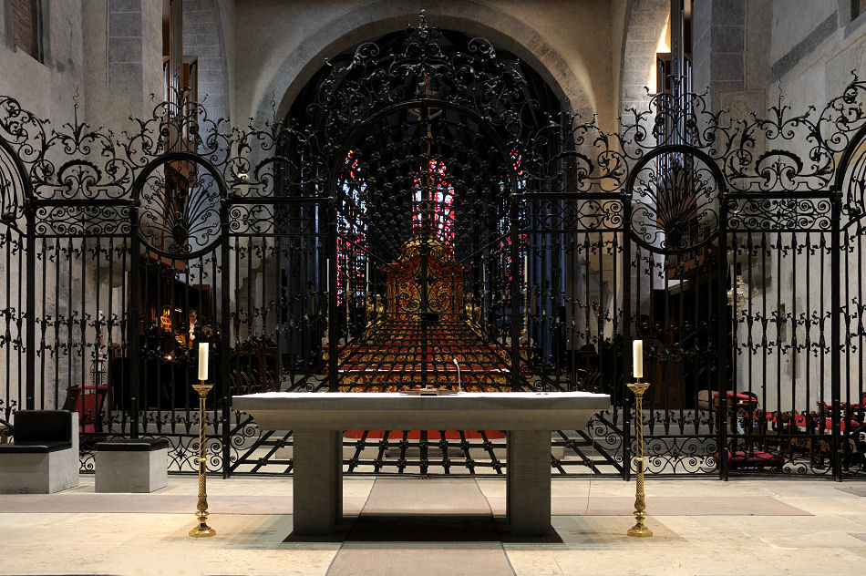 DSC 1933 Altar  Forum