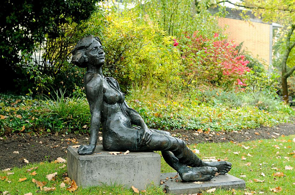 DSC 2903 Frauenskulptur Forum
