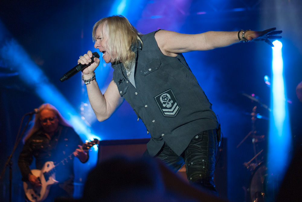 DSC 7692
Uriah Heep, 14. Juni 2014 - hier der Leadsänger Bernie Shaw, im Hintergrund Mick Box - einzig verbliebener der Gründungsformation von 1969