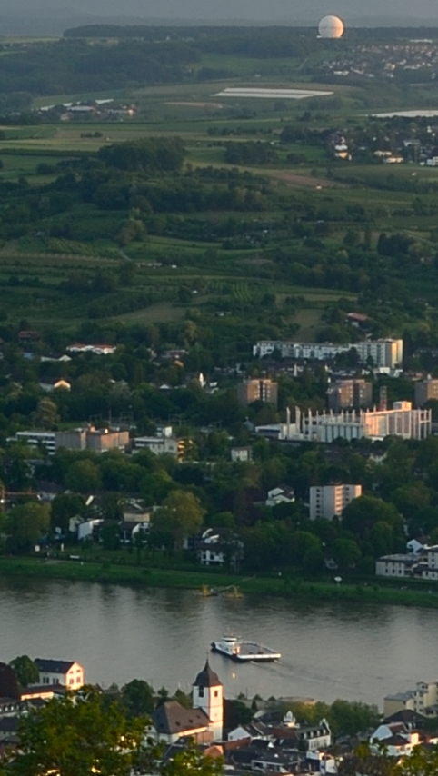 DSC0099 100% NF-F
Blick vom Petersberg auf Drachenfels, Drachenburg und das Ländchen
100%-Crop mit Radom der Fraunhofer-Gesellschaft in Wachtberg und 
