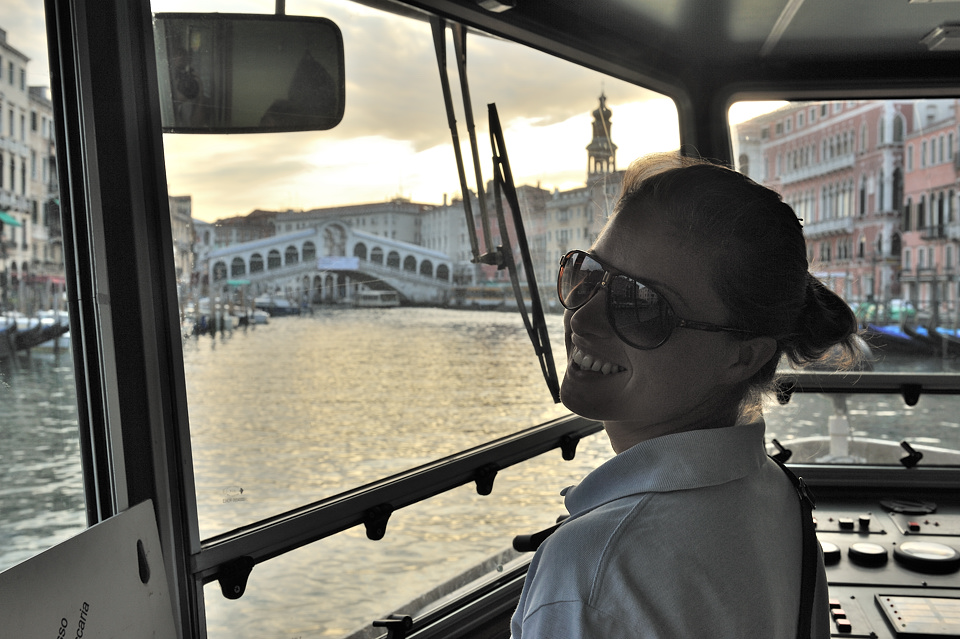 DSC0449 NF-F
auf dem Vaporetto vor der Rialto-Brücke