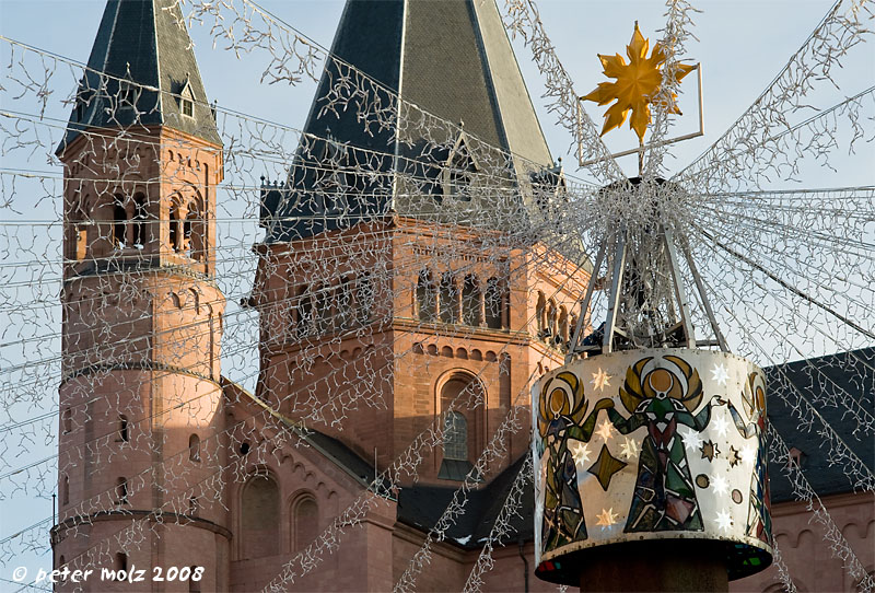 DSC0688 a 20081126 CR 800x  Blick vom Weihnachtsmarkt hoch zum Ostchor des Mainzer Doms