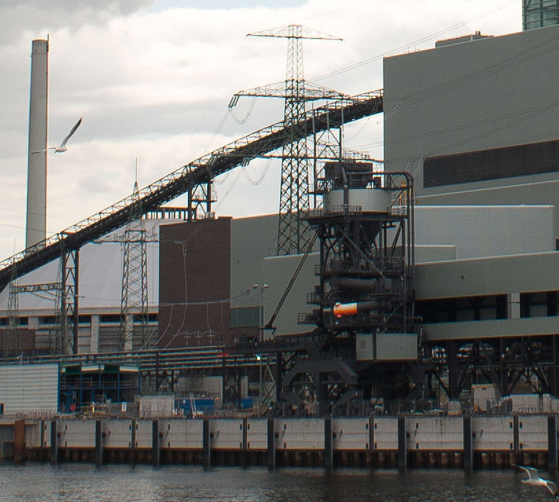 DSC1870as 883 ps1
Hier ein 100% Ausschnitt aus dem vorhergehenden Bild des Neubaus des Kohlekraftwerks Moorburg. Das alte MF-Objektiv ist mit dem Sens