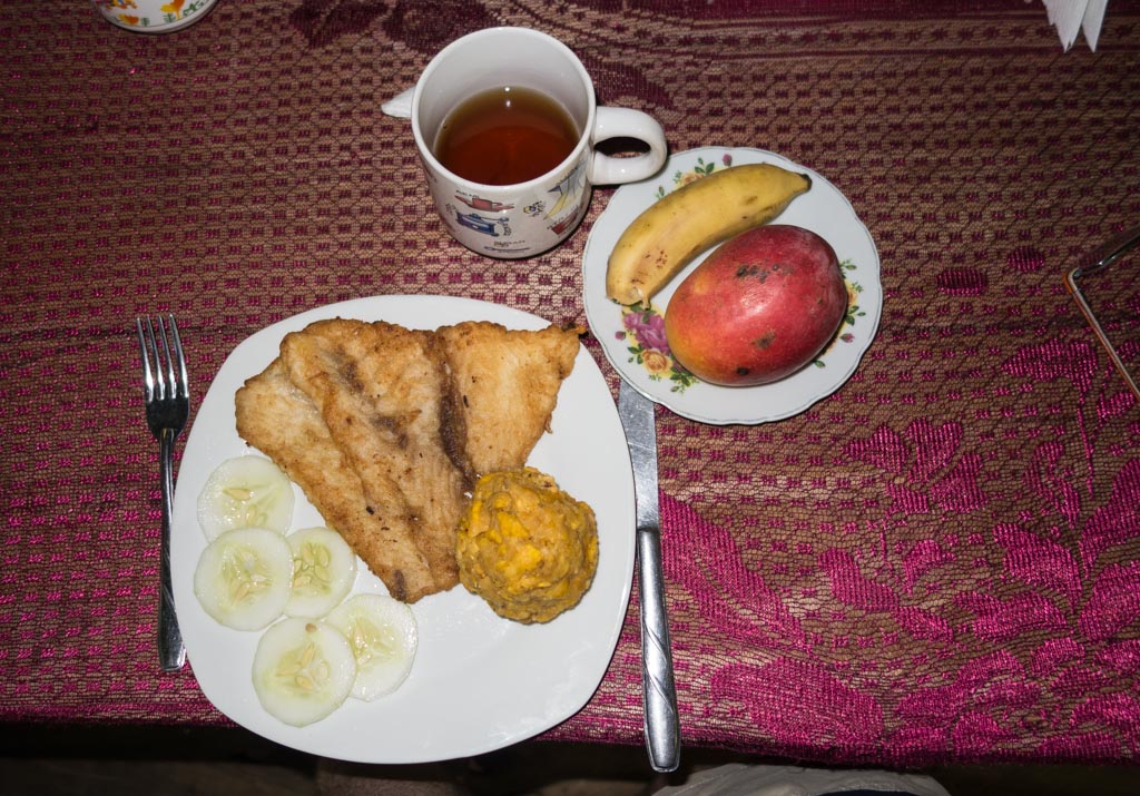 Dschungel Frühstück am Amazonas: Piranha-Filet mit Maisbrei; Mango, Banane zum Dessert